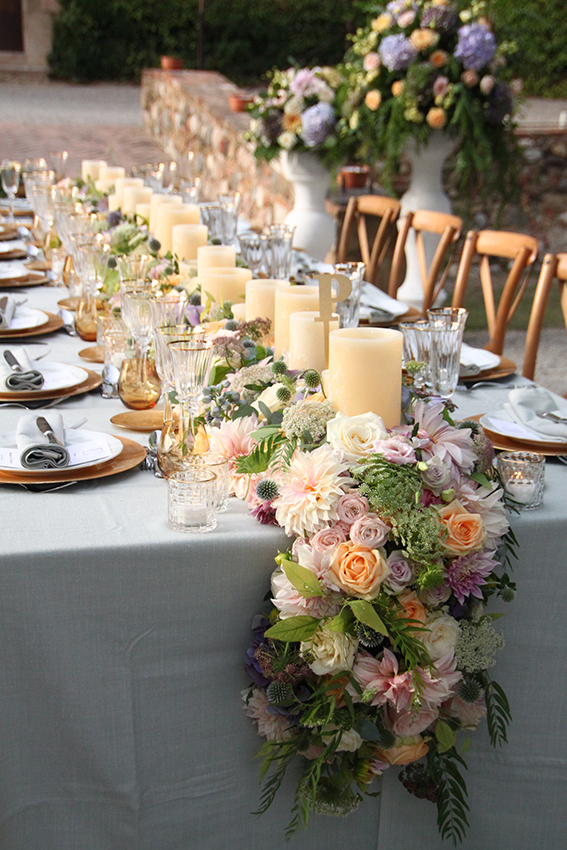 Flores en tonalidades lavanda y nude en boda