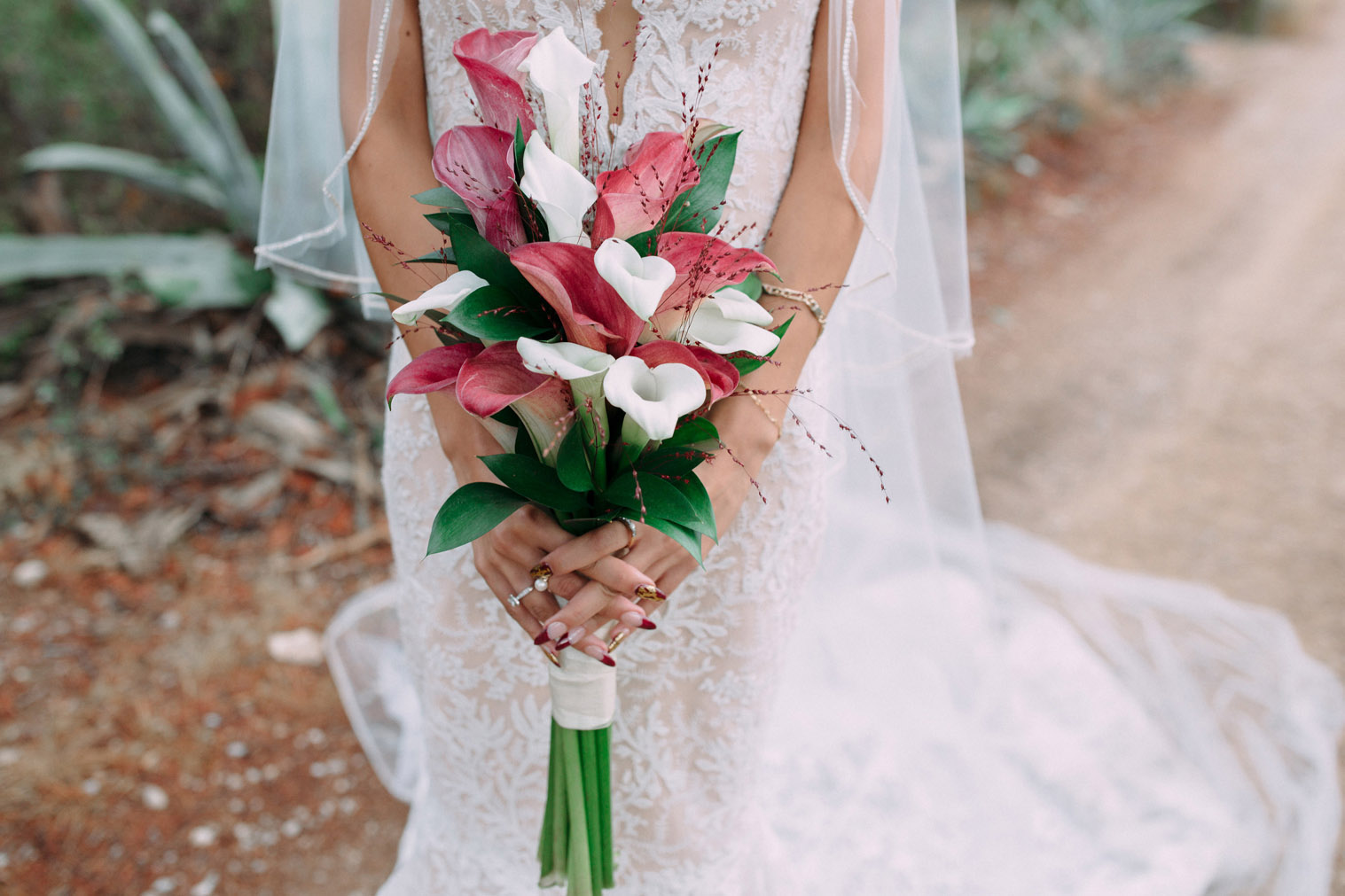wedding-bouquet-white-red-sitges