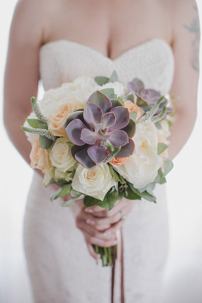 bouquet-bride-modernism